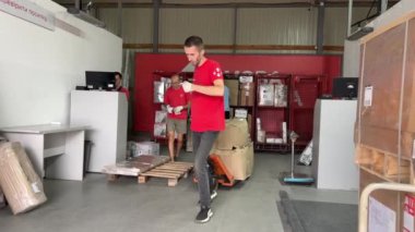 Yeni posta bagaj bölmesi büyük paket kutuları araba sorunlu bagaj taşıyıcısına yüklendi kırmızı tişörtlü tramvay teslimatı Ukrayna Vinnitsa 09.09.2023