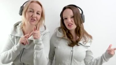Komik anne ve kızı oturma odasında birlikte dans ediyorlar. Çekici, güzel bir kadın ve olgun bir büyükanne boş zamanlarını evde geçirmekten mutlu olurlar, eğlenirler. Hafta sonları evde müzik dinlerim..