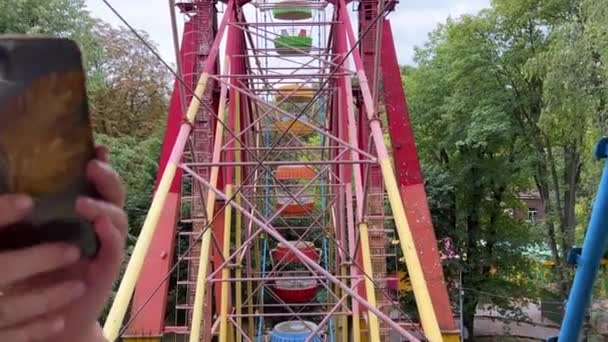 在乌克兰文尼察市拍摄了一个从摩天轮上拍摄的视频 这个城市的古老景点是公园里高大的铁轮和五彩缤纷的篮子绿树 — 图库视频影像
