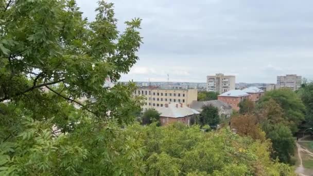 在乌克兰文尼察市拍摄了一个从摩天轮上拍摄的视频 这个城市的古老景点是公园里高大的铁轮和五彩缤纷的篮子绿树 — 图库视频影像
