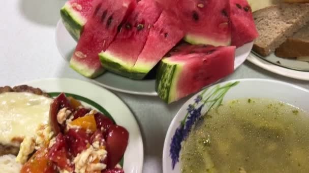 テーブルのシンプルな食べ物 スープパンラードカットライスとトマトサラダマグカップ 病院の食品スイカの夏時間スプーンフォーク 塩について — ストック動画
