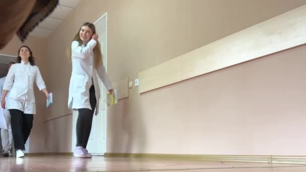 Hospital Jóvenes Médicos Prácticas Están Caminando Largo Del Pasillo Con — Vídeo de stock