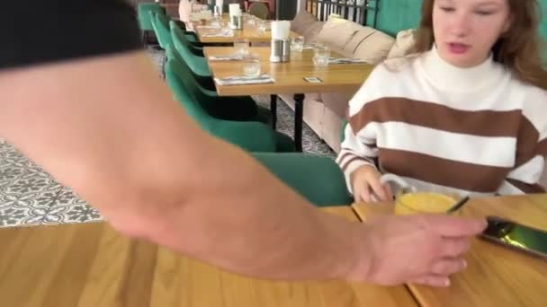 Servindo Restaurante Panquecas Suco Laranja Com Frutas Bagas Flocos Coco — Vídeo de Stock