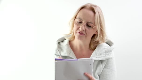 Mujer Rubia Mediana Edad Escribe Cuaderno Con Gafas Lápiz Monturas — Vídeos de Stock