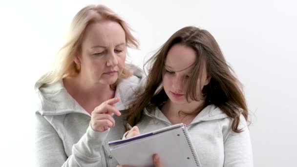 Moeder Dochter Lossen Wiskunde Problemen Samen Doen Huiswerk Meisje Schrijft — Stockvideo