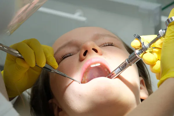 Tandvårdsklinik Tandvård Smärtlindring Injektion Med Spruta Till Ung Flicka Tandstol — Stockfoto
