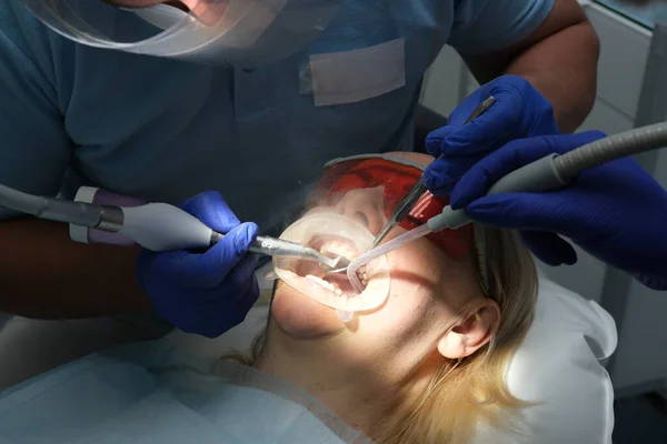 Limpeza Profissional Dos Dentes Uma Clínica Odontológica Remoção Pedras Placas — Fotografia de Stock