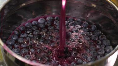 Tahta masada taze böğürtlenli jöle. Yaklaş. Yüksek kalite fotoğraf