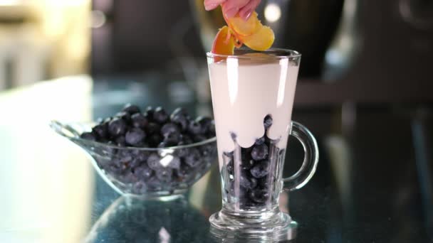 グラスにピンクのベリースムージーを注ぐ 健康的な夏の飲み物 ベリーミルクシェイクまたはスムージー 高品質の4K映像 — ストック動画