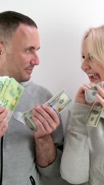 Orta Yaşlı Bir Kadın Kocasından Dolar Avro Almak Için Para — Stok video