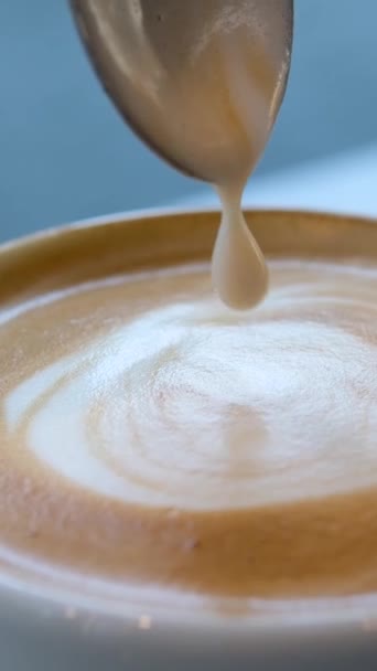 Närbild Barista Hand Gör Konst Kaffe Kaffebar Högkvalitativ Film — Stockvideo