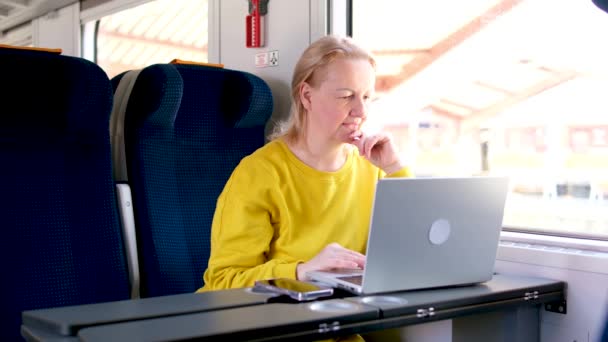 Een Vrouw Rijdt Een Trein Zit Intercity Auto Werkt Een — Stockvideo