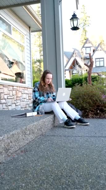 Tiener Meisje Zitten Veranda Doen Huiswerk Online Leren Camera Langzaam — Stockvideo