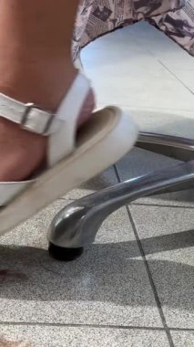 Bir erkek kuaför saçını boyadıktan sonra kadınların saçını yıkar. Yakın plan. Yüksek kalite 4k görüntü