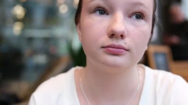 Starbucks Resort Black Starbucks bardağı. Kahve dükkanının masasının üzerinde büyük R harfinin altı çizili. Lezzetli yeni kahve lüksü. En yeni marka Kanada Vancouver 09.09.2023