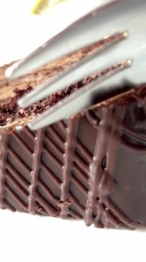 Prag pastasından bir parça. Tatlı tatlı. Çikolatalı pasta. Ev yapımı Prag keki, bir parça kek tabakta duruyor. Festival masası için lezzetli bir tatlı. Bir parça Prag Tatlı Çikolata. 