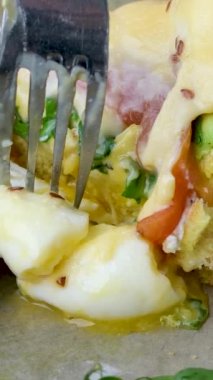 Ekmek tostu, haşlanmış yumurta, avokado hamuru, bezelye mikroçerezi ve kafede taze sebzeler. Kapatın, sırayla, kahvaltı zamanı. Yüksek kalite 4k görüntü