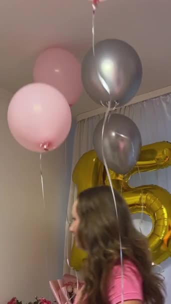 Geburtstag Feiern Teenagermädchen Rennt Durch Den Raum Und Zieht Heliumballons — Stockvideo