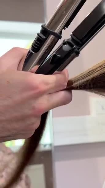 Homem Cabeleireiro Lava Cabelo Das Mulheres Depois Pintar Cabelo Close — Vídeo de Stock