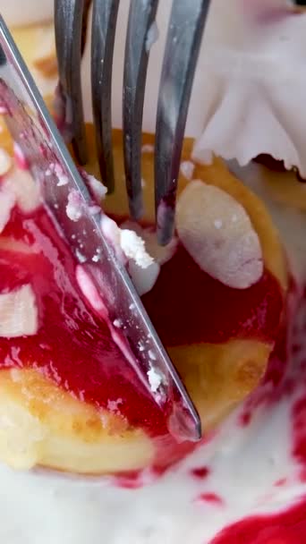 Mirtilli Cadenti Piatto Russo Dolce Dessert Torte Formaggio Syrniki Con — Video Stock
