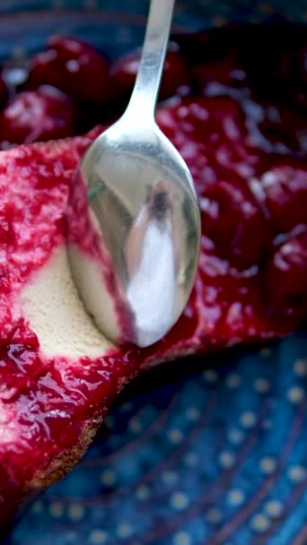 Cheesecake Slice New York Gaya Klasik Keju Kue Pada Latar — Stok Video