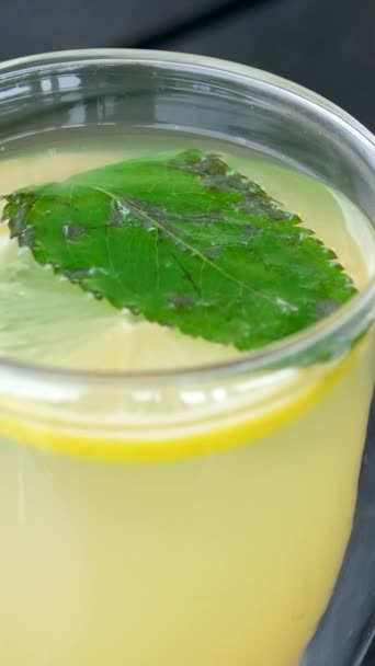 Despejo Chá Quente Com Gengibre Limão Mel Hortelã Xícara Mesa — Vídeo de Stock