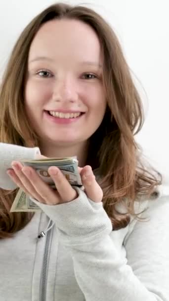 Высокомерная Богатая Девушка Разбрасывающаяся Долларами Гордым Высокомерным Выражением Лица Хвастающаяся — стоковое видео