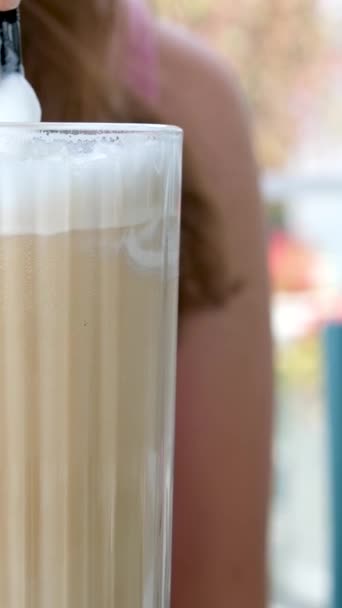 Parkta Buzlu Latte Içen Mutlu Kadın Yüksek Kalite Görüntü — Stok video