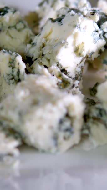 Τυρί Περιστροφής Μαύρο Πλάκα Σχιστόλιθου Νόστιμο Τυρί Dorblu Στον Πίνακα — Αρχείο Βίντεο