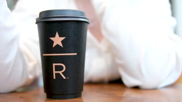 Starbucks Resort Taza Starbucks Negro Con Estrella Subrayan Gran Letra — Vídeo de stock