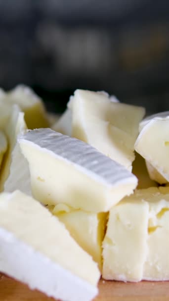 Zusammensetzung Aus Italienischem Käse Auf Einem Holzschneidebrett Eine Hand Nimmt — Stockvideo