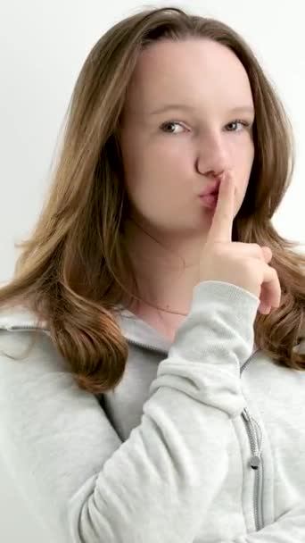 Una Giovane Adolescente Mette Dito Sulle Labbra Segretezza Non Dire — Video Stock