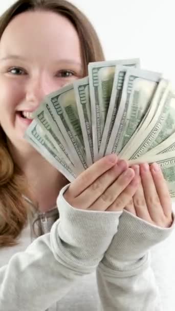 Wielka Radość Nastolatka Pierwsze Pieniądze Zarobione Dużo 100 Dolarów Banknoty — Wideo stockowe