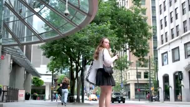 Fiatal Gyönyörű Tinédzser Lány Séta Utca Vízparton Lululemon Csomagok Világos — Stock videók