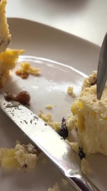 Imágenes Del Desayuno Hombre Está Comiendo Buñuelos Requesón Sirniki Tomando — Vídeo de stock