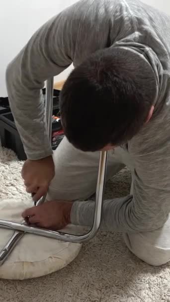 Muž Opraví Stoličku Přišroubuje Šipku Stoliček Připevní Podstavci Sportovní Oblečení — Stock video