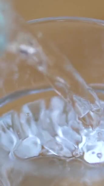 Acqua Pura Versata Nel Primo Piano Vetro Rallentatore Svuota Bicchiere — Video Stock