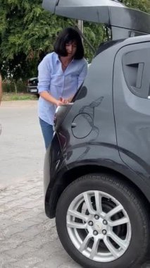 Yeni posta bagaj bölmesi büyük paket kutuları araba sorunlu bagaj taşıyıcısına yüklendi kırmızı tişörtlü tramvay teslimatı Ukrayna Vinnitsa 09.09.2023