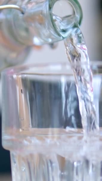 純粋な水はガラスの閉鎖に浸しました スローモーション 新鮮な飲料水の充填ガラス 喉の渇いたコンセプト 高品質の4K映像を公開しました 高品質の4K映像 — ストック動画