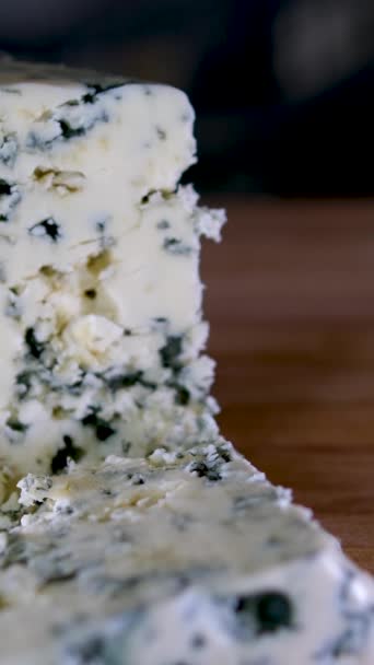 Вращающийся Сыр Черной Пластине Вкусный Сыр Дорблу Разделочной Доске Заднем — стоковое видео