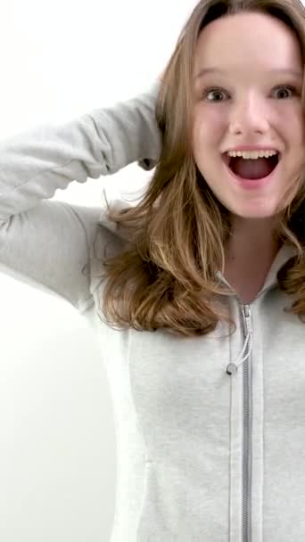 Beyaz Arkaplanda Merak Eden Genç Kadın Yüksek Kalite Görüntü — Stok video
