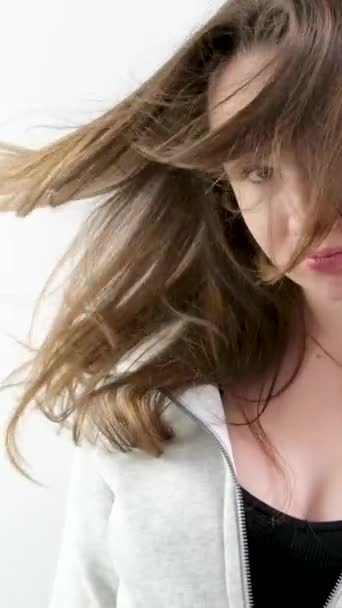 Haare Entwickeln Sich Studio Junges Mädchen Teenager Wedelt Mit Dem — Stockvideo