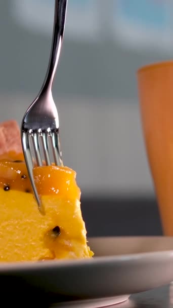 Sinaasappel Eten Mango Pompoen Drinken Mango Pompoen Cheesecake Zoet Zelfgemaakt — Stockvideo