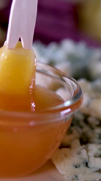 Verschiedene Käsesorten Mit Honig Eine Glasplatte Mit Einem Holzspieß Tauchen — Stockvideo