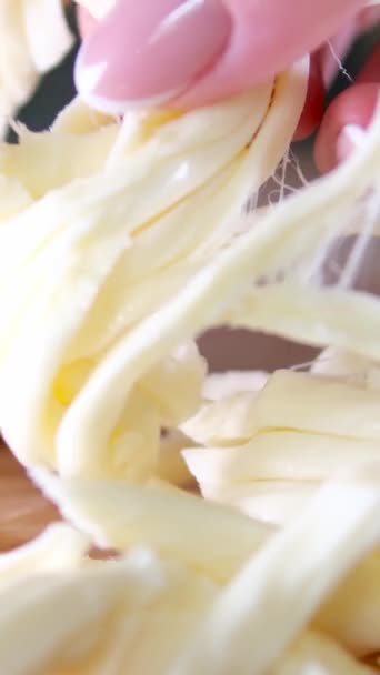 スルグニのチーズは ピグテールピースを喫煙し 横に移動し クローズアップマクロ トップビュー 高品質の4K映像カットチーズ女性手マニキュア垂直ビデオ — ストック動画