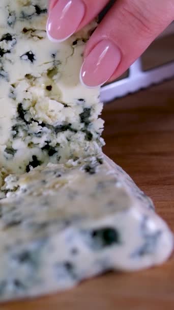 Rotationskäse Auf Schwarzem Schieferteller Köstlicher Käse Dorblu Auf Dem Schneidebrett — Stockvideo