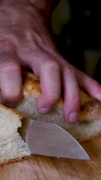 Человек Режет Кусок Хлеба Ножом Кухне Солнечный День Снятый Красную — стоковое видео