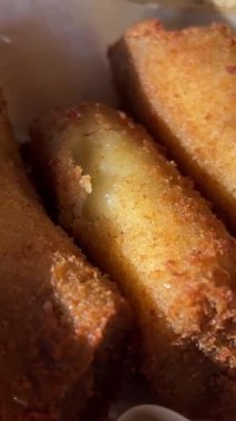 Şef ağır çekimde sıcak kamış şekerli kızarmış muz parçalarını kızgın tavaya koyar. Yüksek kalite 4k görüntü