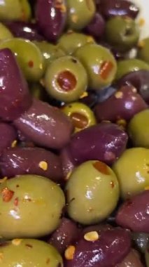 Zeytin. Zeytinlerin üzerine taze zeytinyağı dök, beyaz arka planda dön, yavaş çekim, kapat, makro. Akdeniz taze sağlıklı besin maddesi. Yüksek kalite 4k görüntü