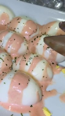 Doldurulmuş yumurtasız ne güzel bir masa, kırmızı biber ve kırmızı havyar formuna ilginçlik ekle, ve aperatifin yeni bir tat ile ışıldayacak. Doldurulmuş yumurta pişirmeyi. Yüksek kalite 4k görüntü